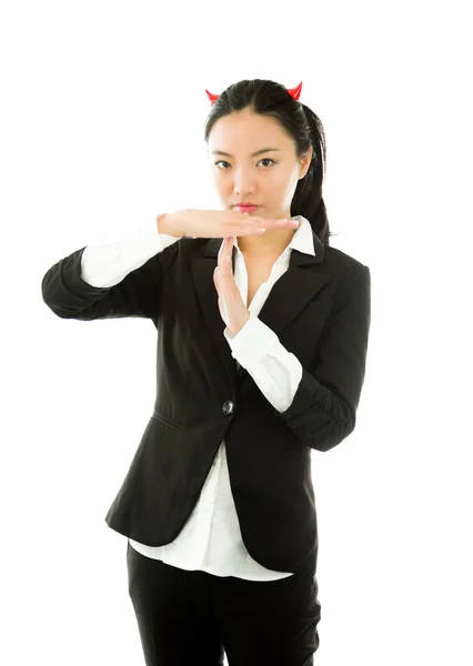 Diabo lado de uma jovem mulher de negócios asiática fazendo sinal de tempo fora com as mãos isoladas no fundo branco — Fotografia de Stock