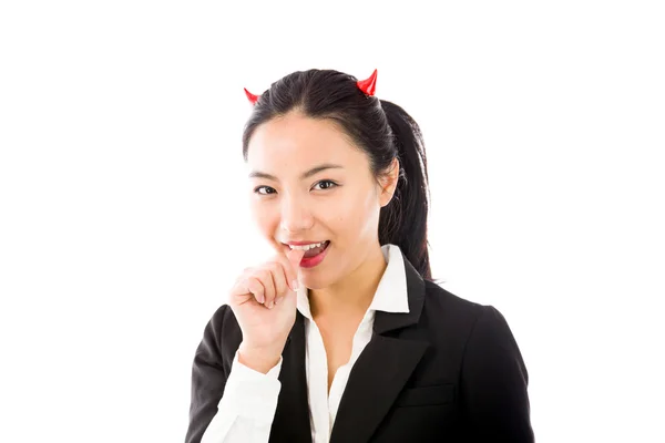 Côté diable d'une jeune femme d'affaires asiatique mordant ses ongles isolés sur fond blanc — Photo
