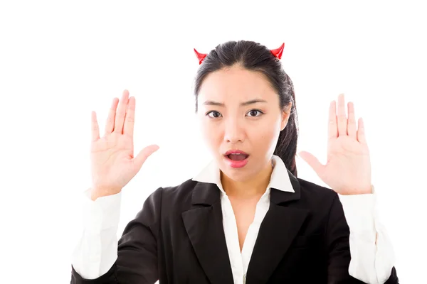 一个年轻的亚洲女商人的魔鬼边做停止手势标志从双手隔绝在白色背景 — 图库照片