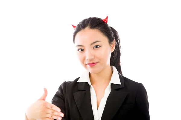 Дьявольская сторона молодой азиатской бизнесвумен, предлагающей руку за рукопожатие изолированы на белом фоне — стоковое фото