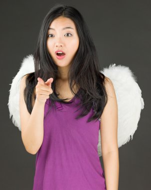 İşaret ve ile şok arayan genç bir Asyalı kadın melek yüzü açık ağız