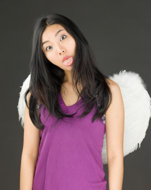 Melek yan dilini yapıştırma ve kızgın arayan genç bir Asyalı kadın