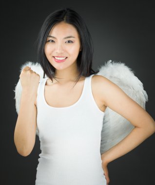 Melek gibi giyinmiş heyecanlı Asyalı genç kadın başarısını el ele kutluyor.