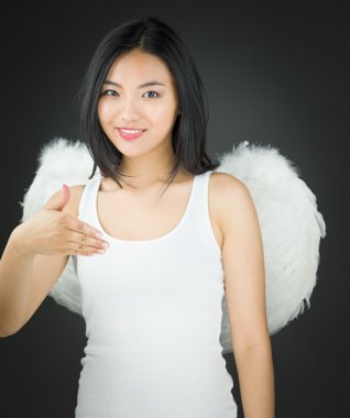 Asyalı genç kadın el el sıkışma için sunan bir melek gibi giyinmiş