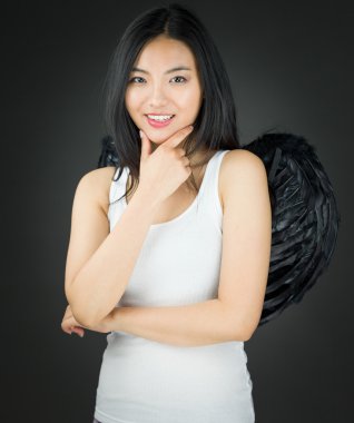 Asyalı genç kadın kılığına girmiş bir melek çene ve gülümseyerek el ile olarak