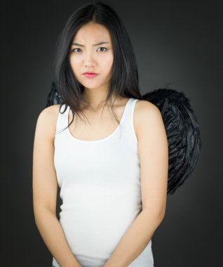 Kızgın arıyorsunuz bir melek ciddi Asyalı genç kadın giyinmiş