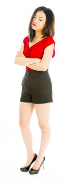 kollarını çapraz ve üzülmüş ile duran genç kadın