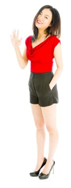 Elleri ceplerinde duran ve eller genç kadın