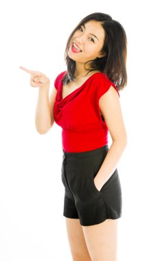 Genç kadın işaret ile gülümseyen