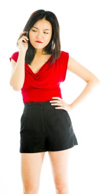 Genç bir kadın cep telefonuyla konuşuyor.