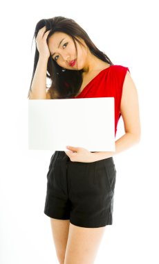 Boş bir afiş tutarak pazarlamacı