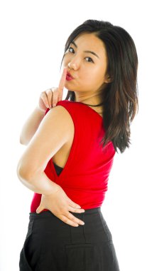 dudaklarında parmak ile duran genç kadın