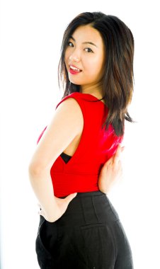 Kalça eliyle onun parmak çarpı işareti ile duran genç kadın