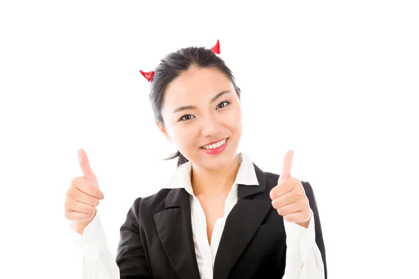 Lado diabólico de una joven empresaria asiática mostrando el pulgar hacia arriba con ambas manos y sonriendo aislada sobre fondo blanco — Foto de Stock