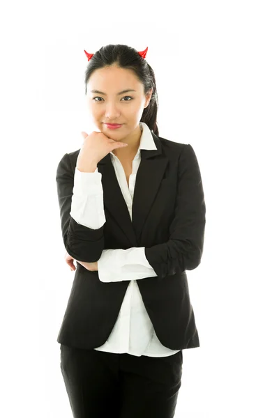 Teufelsseite einer jungen asiatischen Geschäftsfrau, die mit der Hand am Kinn isoliert auf weißem Hintergrund steht — Stockfoto