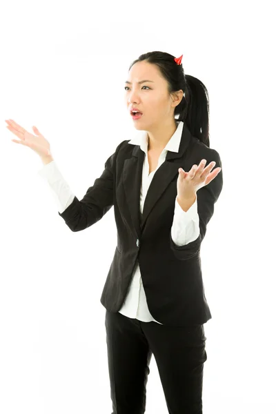 Diabo lado de uma jovem mulher de negócios asiática repreendendo alguém isolado no fundo branco — Fotografia de Stock