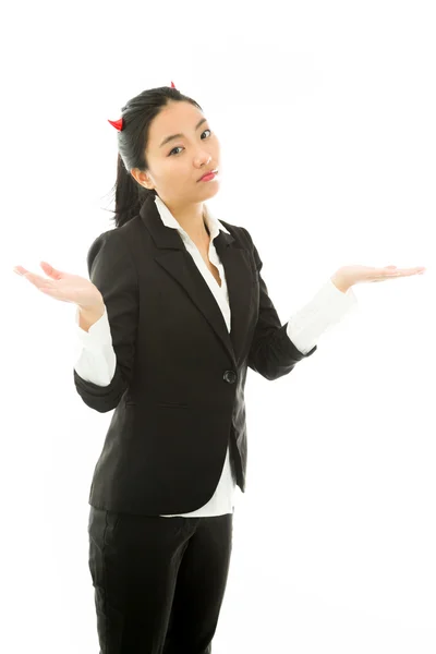 Diabo lado de uma jovem mulher de negócios asiática encolhendo os ombros isolado no fundo branco — Fotografia de Stock
