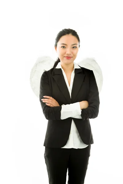 Asiática jovem empresária vestida como um anjo de pé com os braços cruzados — Fotografia de Stock