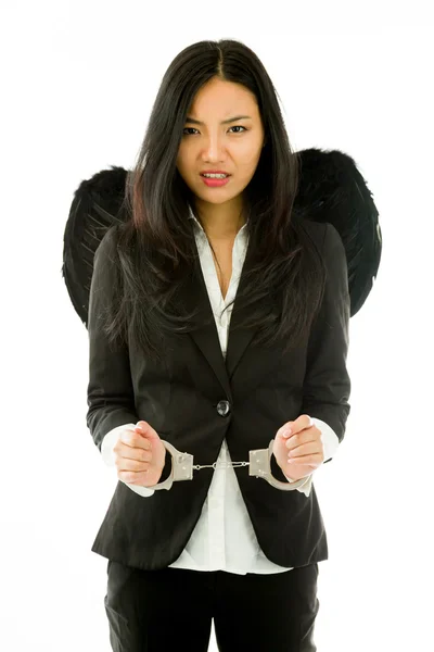 Traurige asiatische junge Geschäftsfrau verkleidet als schwarzer Engel Handschellen isoliert auf weißem Hintergrund — Stockfoto
