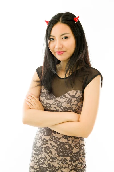 Asiático jovem mulher vestida como um diabo e de pé com os braços cruzados isolado no fundo branco — Fotografia de Stock