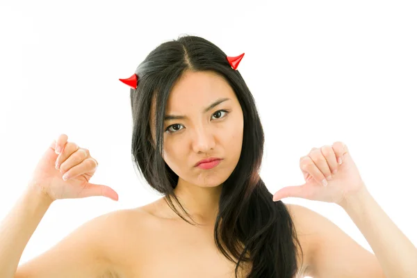 Diabo lado de uma jovem mulher asiática nua mostrando polegares para baixo sinal com ambas as mãos — Fotografia de Stock