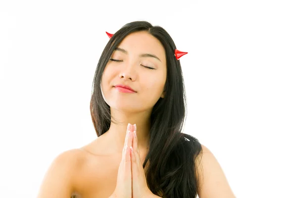 Teufelsseite einer jungen nackten asiatischen Frau in Gebetsposition — Stockfoto