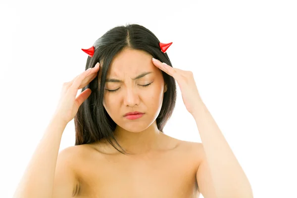 Diabo lado de uma jovem mulher asiática nua sofrendo com dor de cabeça — Fotografia de Stock