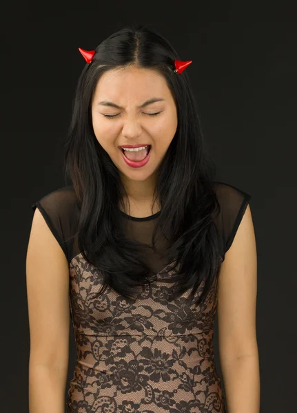Asiático jovem mulher vestida como um diabo gritando de emoção — Fotografia de Stock