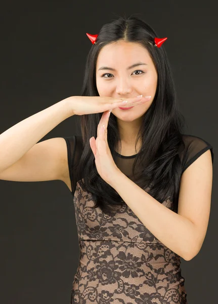 Aziatische jonge vrouw verkleed als een duivel maken time-out signaal met handen — Stockfoto