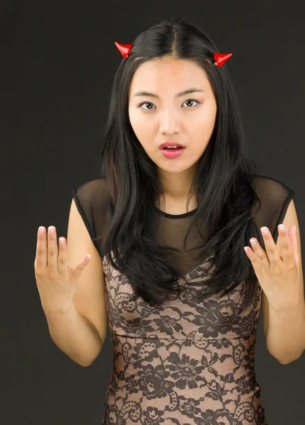 Asiatique jeune femme habillé comme un diable regardant frustré — Photo