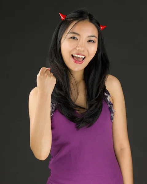 Diabeł stronie młoda kobieta Azji świętować sukces z pięści się — Zdjęcie stockowe