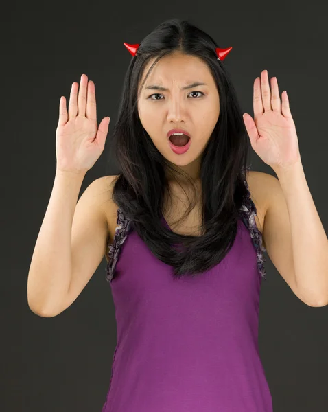 Teufelsseite einer jungen Asiatin, die aus beiden Händen Stoppzeichen macht — Stockfoto