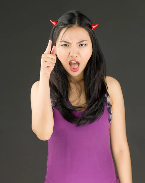 Diabo lado de uma jovem mulher asiática repreendendo alguém — Fotografia de Stock