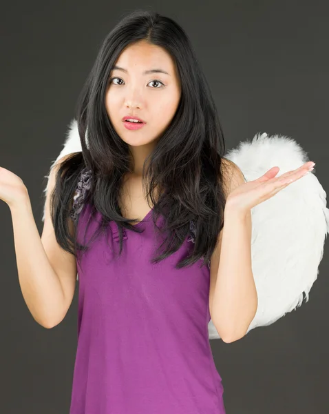 Côté ange d'une jeune femme asiatique haussant les épaules et regardant confus — Photo