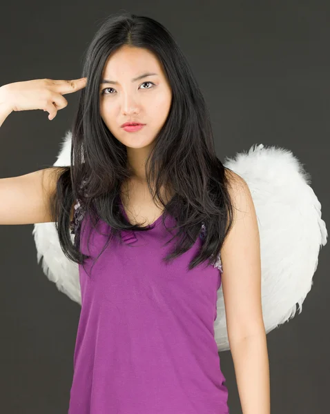 Angel kant van een jonge Aziatische vrouw schieten zichzelf in het hoofd en op zoek depressief — Stockfoto