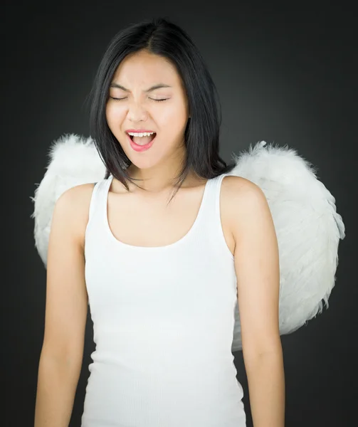 Asiatische junge Frau verkleidet als Engel, der vor Aufregung schreit — Stockfoto