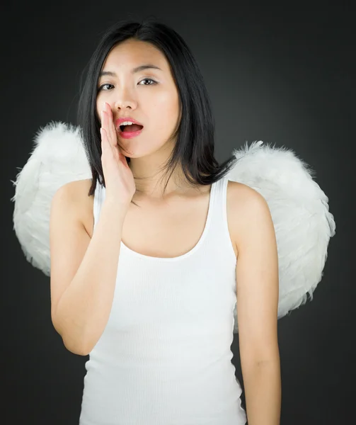 Asiático jovem mulher vestida como um anjo sussurrando — Fotografia de Stock