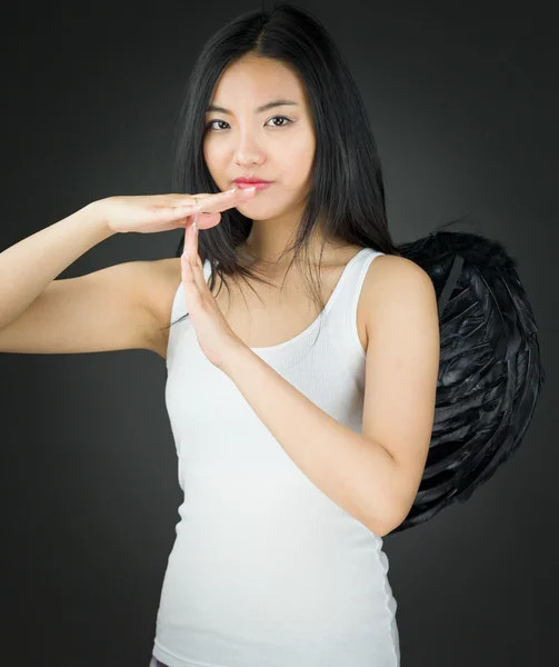 Asiatische junge Frau verkleidet als Engel, der mit Händen Auszeit signalisiert — Stockfoto