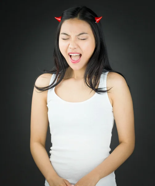 Aziatische jonge vrouw in duivel hoorns schreeuwen in opwinding — Stockfoto