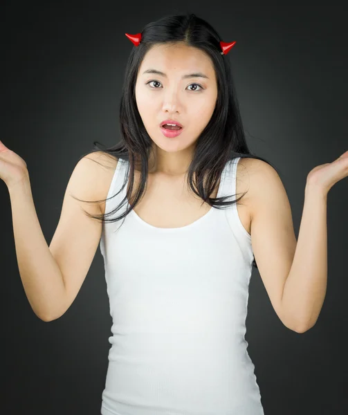 Asiático jovem mulher no diabo chifres não sei o que fazer — Fotografia de Stock
