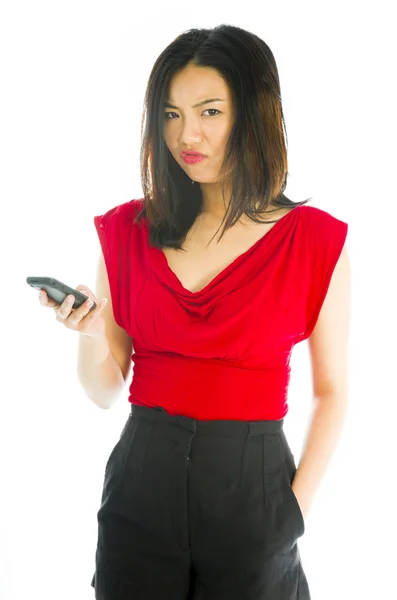 Genç kadın metin haber üstünde hareket eden telefon — Stok fotoğraf