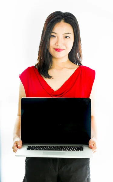 Vendedora mostrando un portátil — Foto de Stock