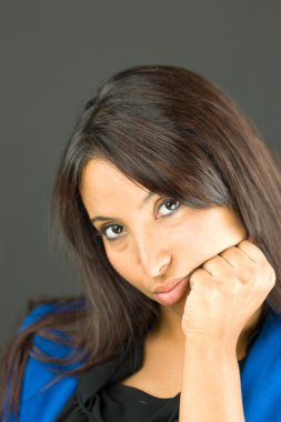 Sıkılmış bir genç iş kadını elinde çene ile yakın çekim