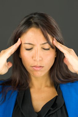 Baş ağrısı acı genç iş kadını vurguladı