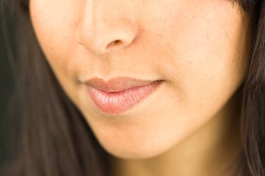 Herhangi bir ifade ile genç bir kadının aşırı yakın çekim