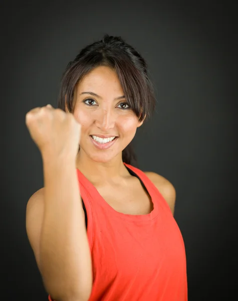 Retrato de una joven mostrando su puño y celebrando su éxito — Foto de Stock