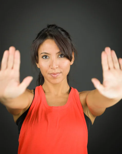 Retrato de una mujer joven haciendo señal de stop gesture de ambas manos — Foto de Stock