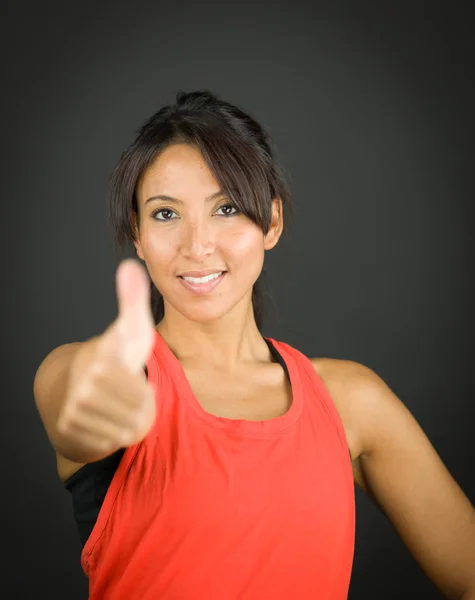 Portrét mladé ženy, usmívá se ukazuje palcem nahoru znamení — Stock fotografie