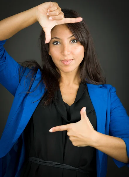 Självsäker ung affärskvinna att göra ram med fingrarna — Stockfoto