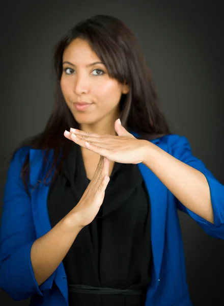 Jeune femme d'affaires faisant signal de temps avec les mains — Photo